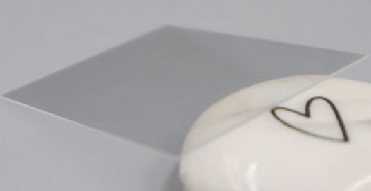 Cerâmica transparente policristalina