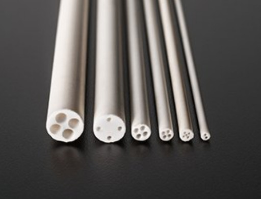 Os multi tubos furados da alumina Al2O3 vestem - a cor branca resistente